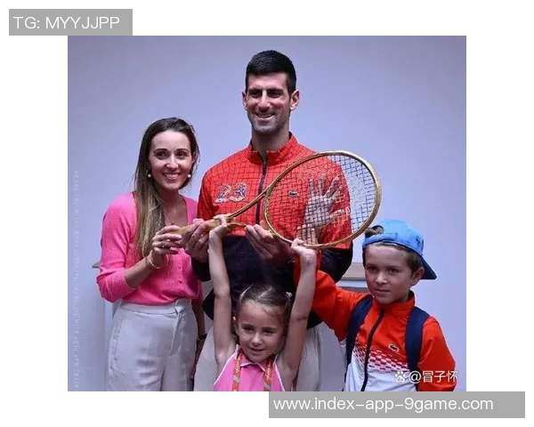 亚马尔分享圣诞假期视频与德约科维奇父子同框参加环足奖活动