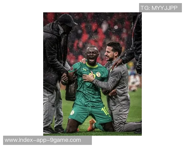 马内引领塞内加尔捧杯时刻荣耀时刻非洲杯冠军荣耀归属