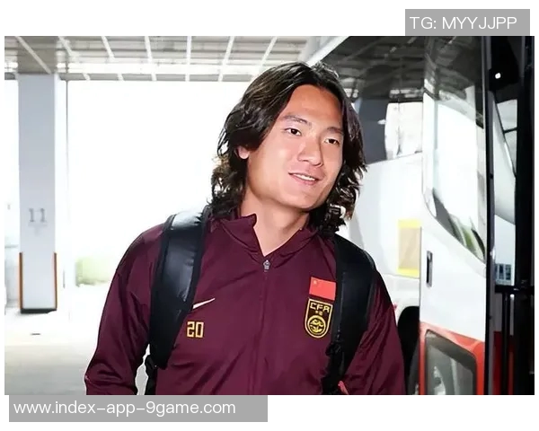 刘洋与张玉宁黄政宇等国足队友新年首训合影分享训练时光